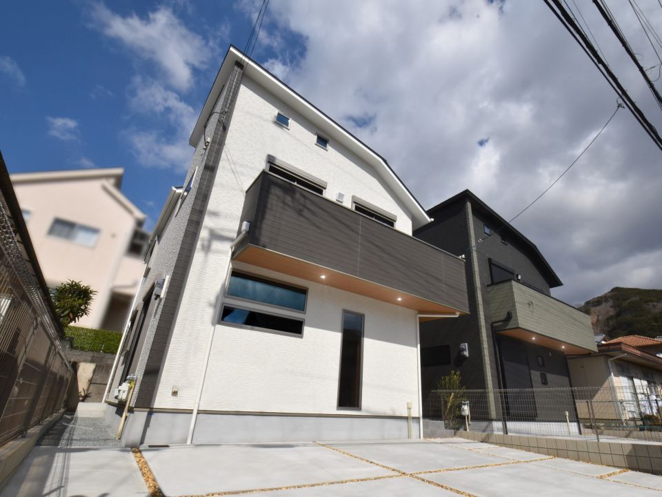 陽の光に包まれる家